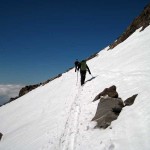 contornando la bassa cresta rocciosa