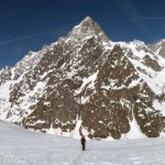 risalendo il vallone di malatrà con dietro le grandes jorasses