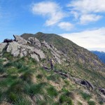 affioramenti rocciosi e in fondo il monte cerano