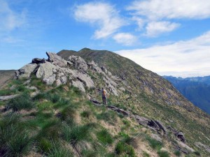 affioramenti rocciosi e in fondo il monte cerano