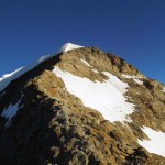 cresta rocciosa dopo la prima crestina di neve