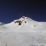 in vista della punta e a sin il pendio canale da salire