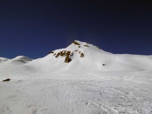 in vista della punta e a sin il pendio canale da salire