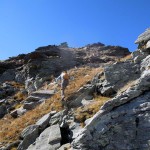 verso la roccia piatta isolata