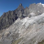 zoomata-su-ghiacciaio,cresta-di-peuterey-e-monte-bianco